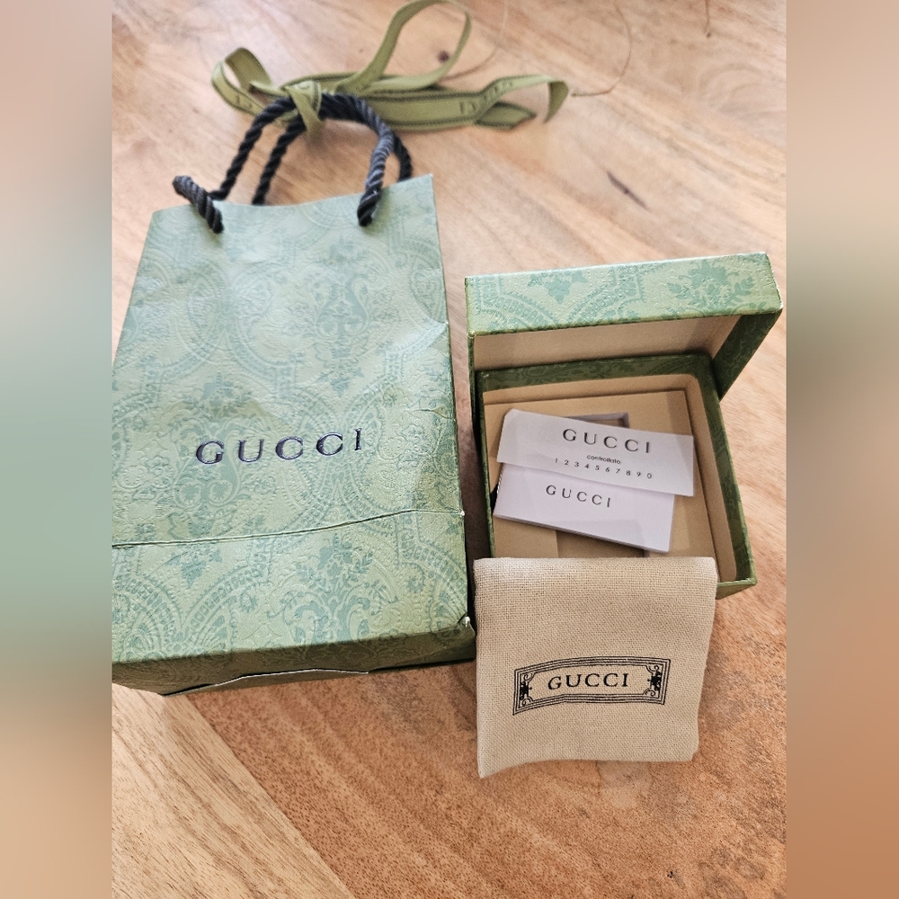 Gucci Gold Necklace with Floral Pendant - Picture 2 of 12